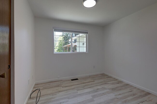 Building Photo - Cozy 3-bedroom 2 baths in Kirkland.
