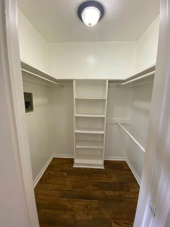 Building Photo - Spacious 1 Bed 1 Bath