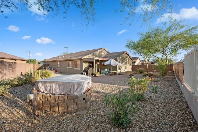 Building Photo - Move in ready 3 bedroom plus a den!