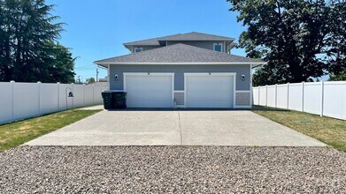 Building Photo - Beautiful 3 Bedroom Duplex with Garage!
