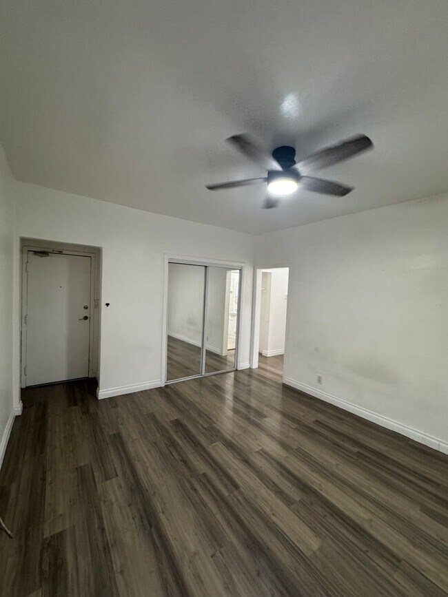 Building Photo - 203 S Kenmore Ave