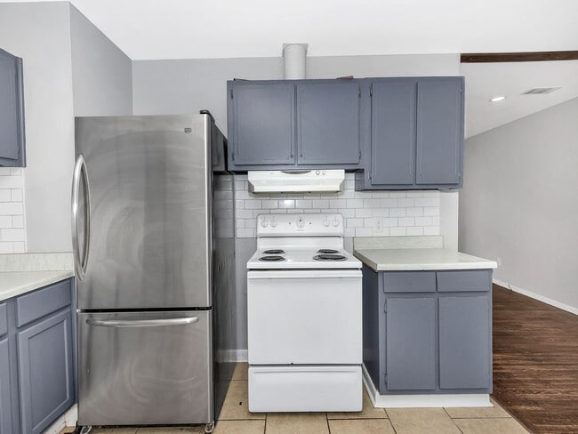 Building Photo - Newly renovated 3 bed/2 bath brick home