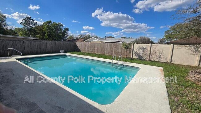 Building Photo - 2014 Woodbriar Loop N