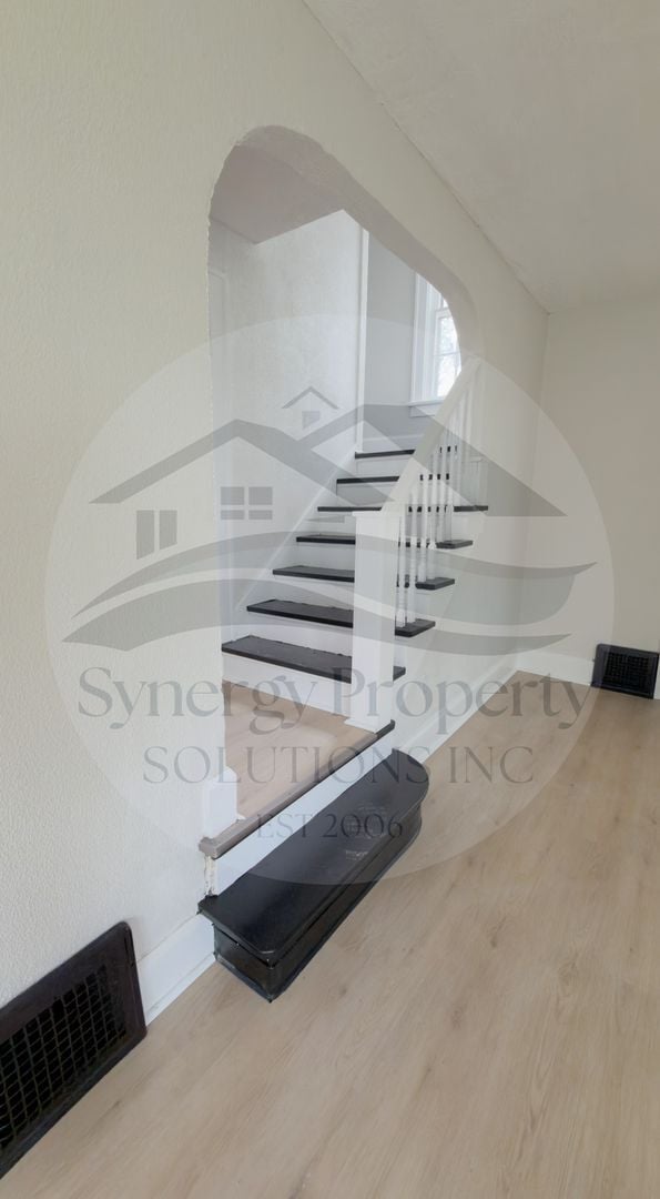 Building Photo - Large Home Available Now