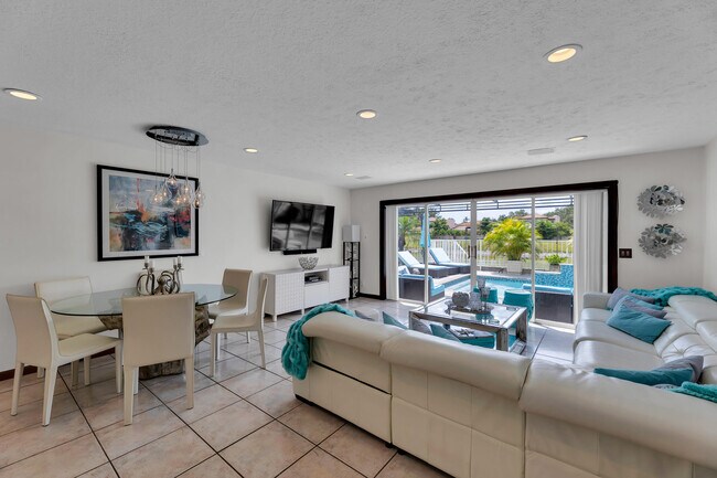 Building Photo - 6362 Brava Way