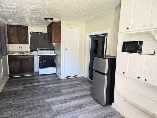 Building Photo - 16701 Meadowcroft St