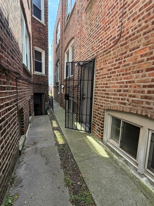 Building Photo - 8119 S South Shore Dr