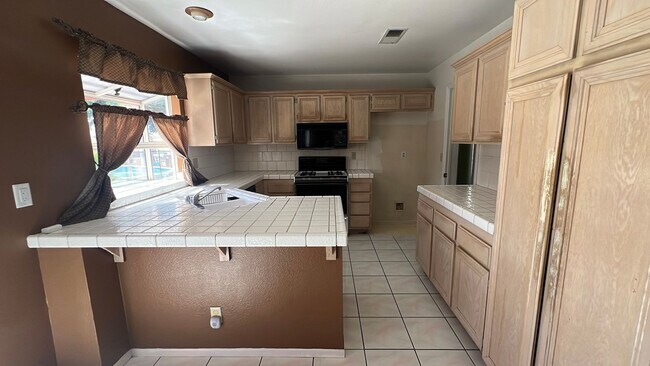 Building Photo - East Palmdale Home