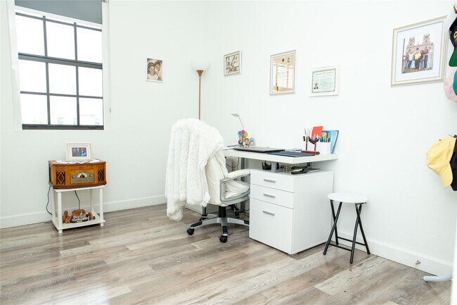 Building Photo - 1147 SW 7th Ave