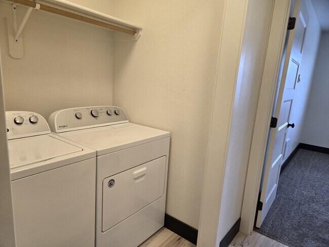 Building Photo - Beautiful 2 bed/2 bath with washer/dryer