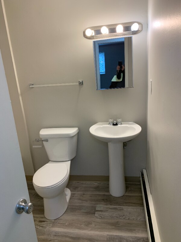 Building Photo - 554 West Ave