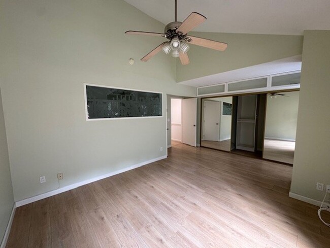 Building Photo - Spacious Tri Level 2Bed 2Bath Condo in Bay Ho