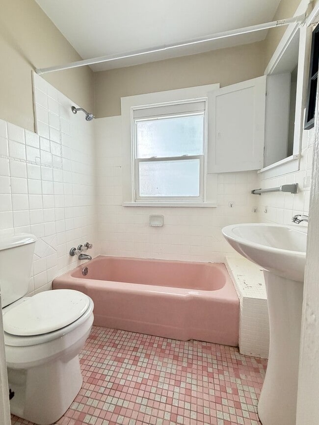 Building Photo - Charming One Bed And One Bath House!