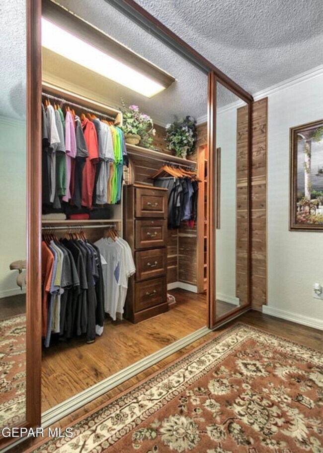 Building Photo - 1933 Gus Moran St