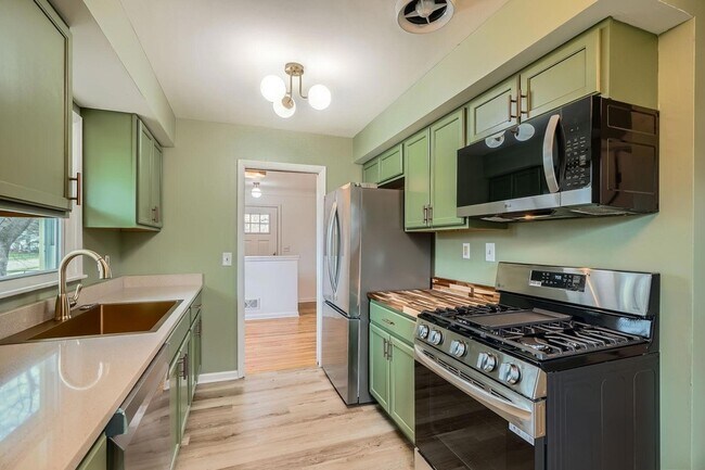 Building Photo - 6300 Quebec Ave N