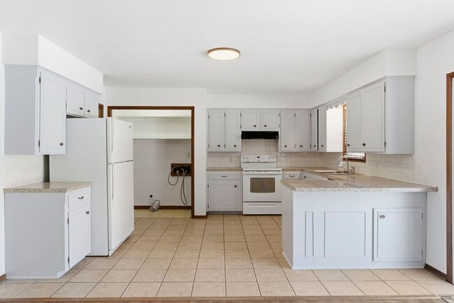 Building Photo - 3 Bedroom | 2 Bathroom | 2 Car Garage | Springfield MO | Fenced Back Yard!