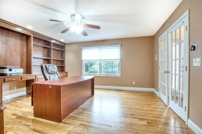 Building Photo - 9 Mayflower Ln