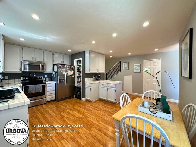 Building Photo - Bright and Spacious 3 Bedroom Townhome in ...