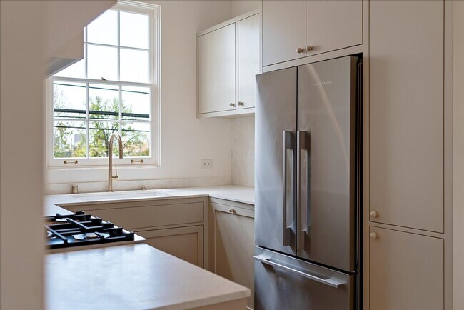 Building Photo - 800.5 N Edinburgh Ave