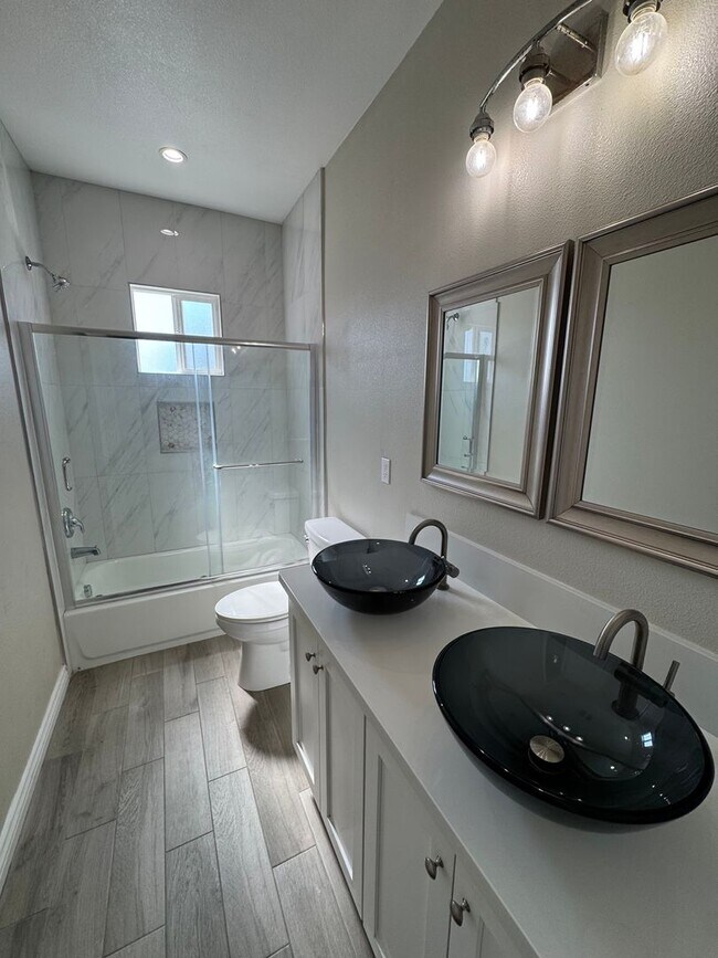 Building Photo - @ 4L Hayland