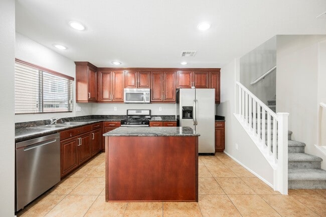 Building Photo - 3 Bedroom, 2.5 Bath Two Story Home in Sout...