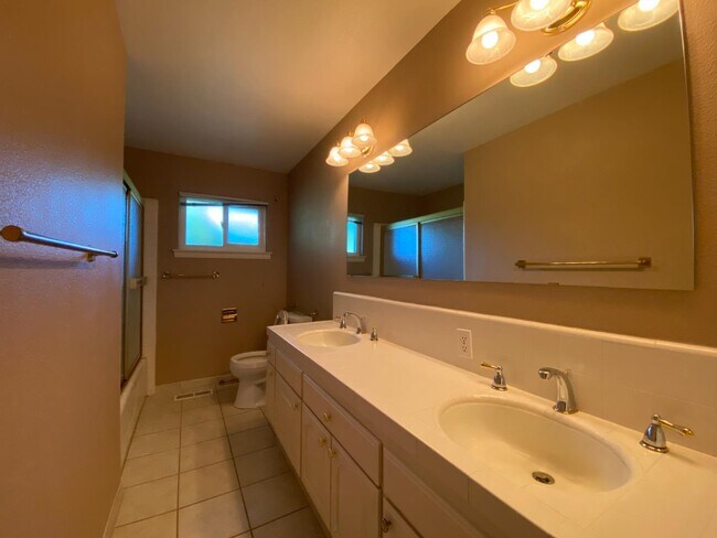 Building Photo - 1217 W Tenaya Way