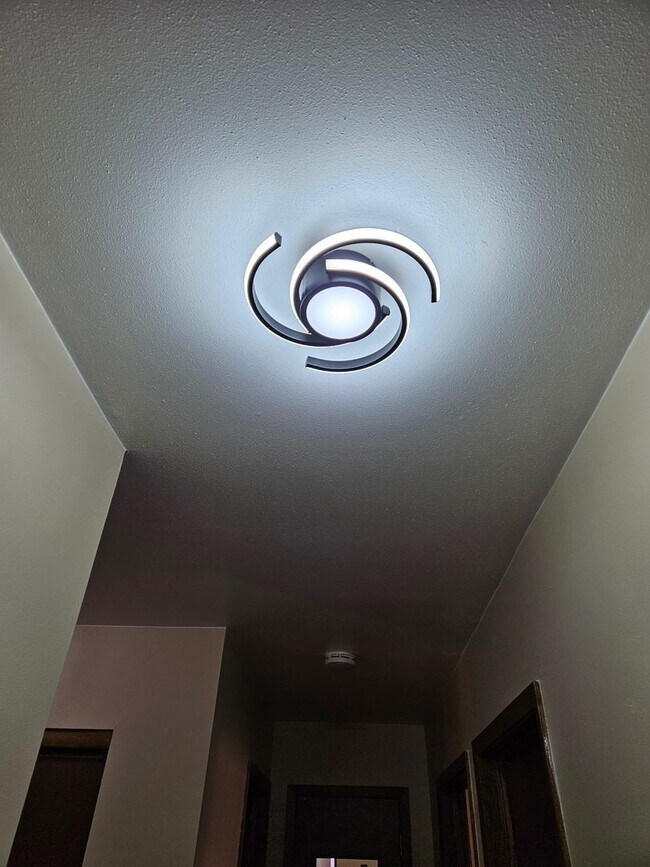 Building Photo - 2 Bedroom 1.5 Bath - Brand new renovations