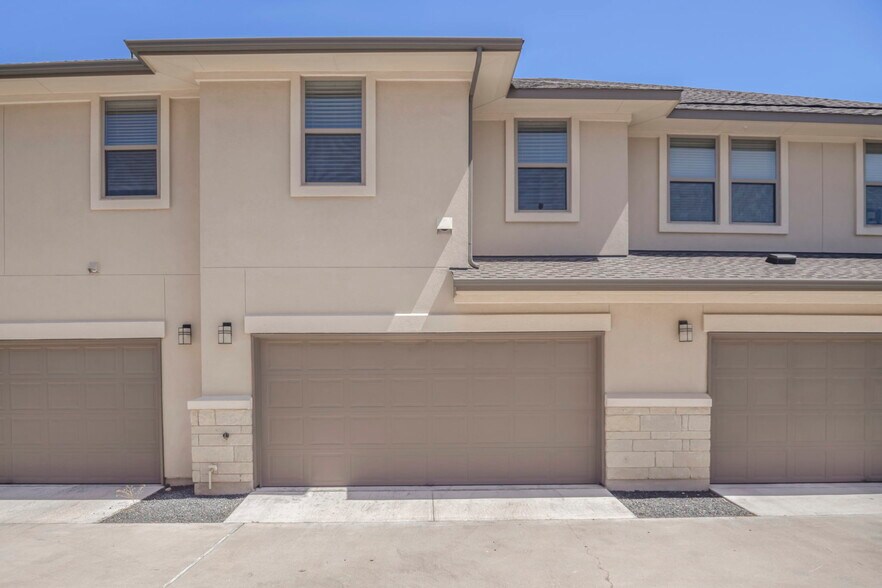 Building Photo - 13800 Lyndhurst St