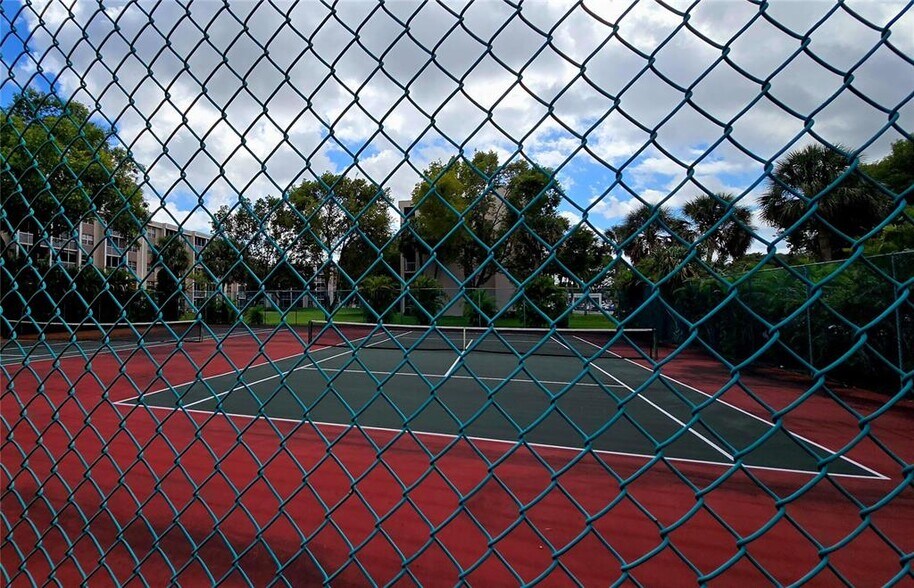 Building Photo - 8735 Ramblewood Dr