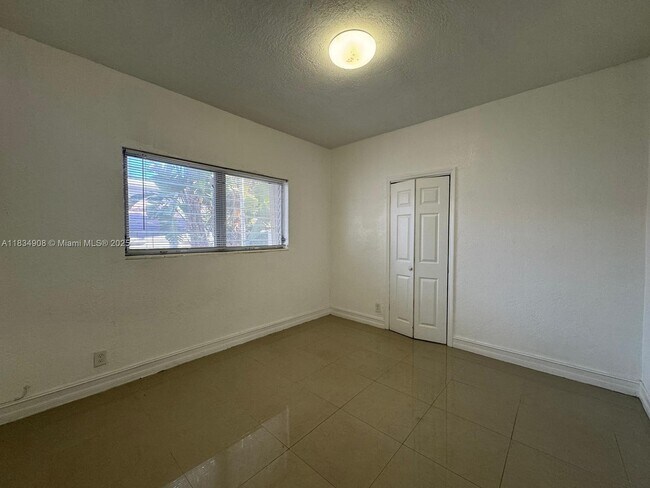 Building Photo - 8140 Crespi Blvd