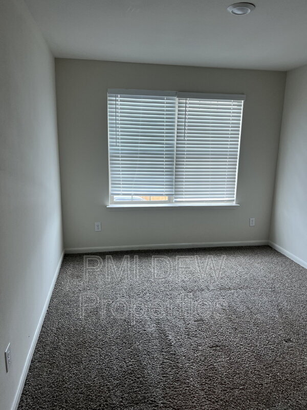 Building Photo - 640 Aqueduct Dr