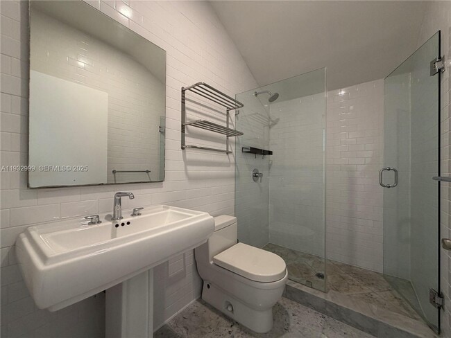 Building Photo - 621 W Dilido Dr