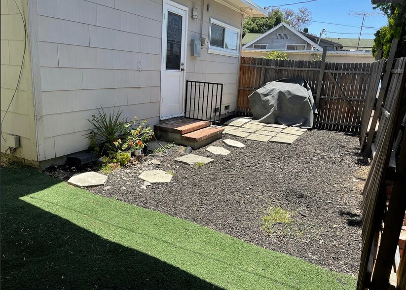 Building Photo - 555 S Indian Hill Blvd