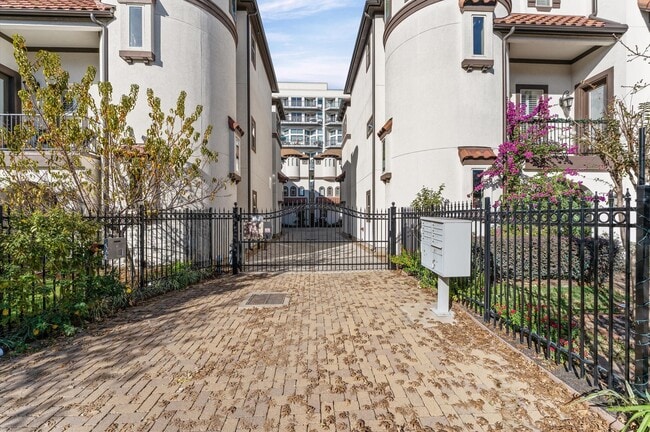 Building Photo - 1306 Hawthorne St