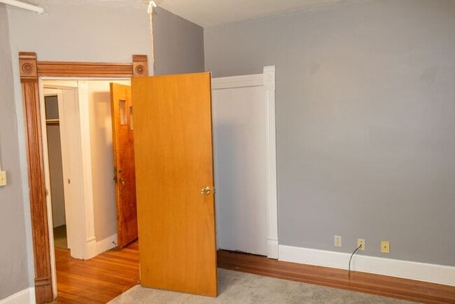 Building Photo - $2,100 | 3 Bedroom, 2 Bathroom House | Pet...