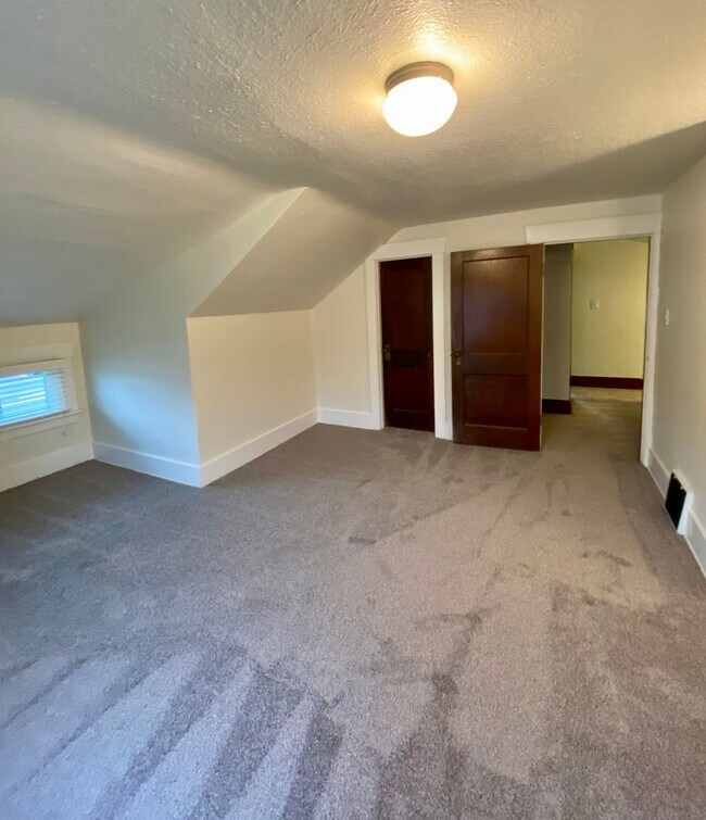 Building Photo - 15721 Main St E