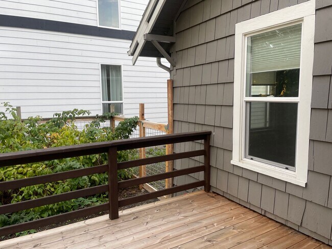 Building Photo - Welcome Home 3b/1ba Updated Home