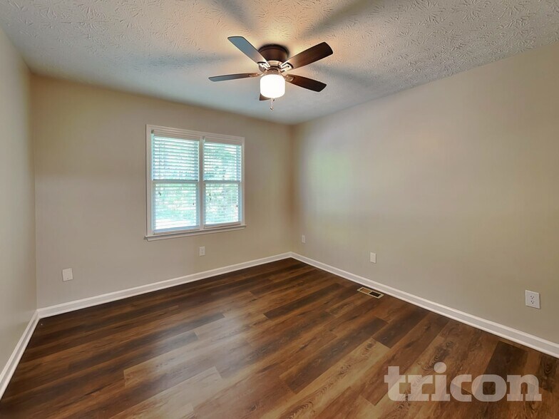 Building Photo - 985 Brookmont Dr S W