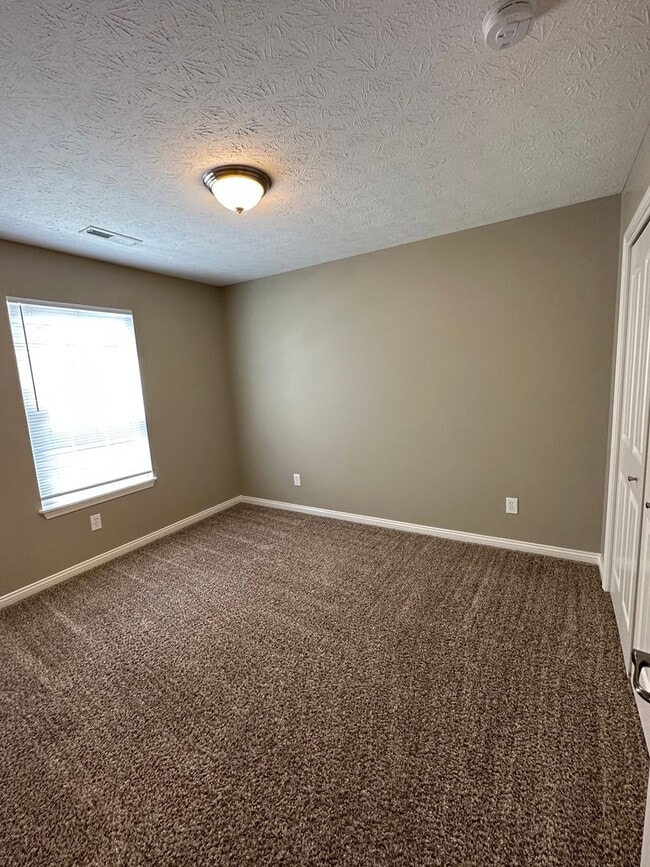 Building Photo - 3 Bedroom House and Fenced in Yard Availab...