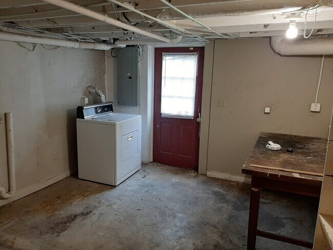 Building Photo - 105 Travis St