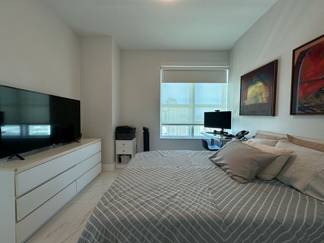 Building Photo - 950 Brickell Bay Dr