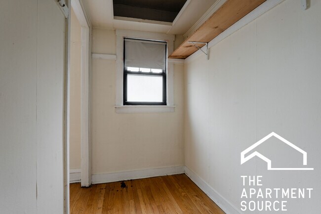 Building Photo - 512 W Cornelia Ave