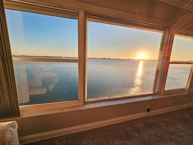 Building Photo - 6020 Shore Blvd S