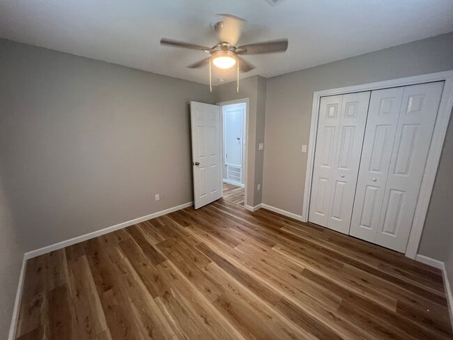 Building Photo - Pensacola - 2 Bedroom, 1 Bathroom - lawn care included