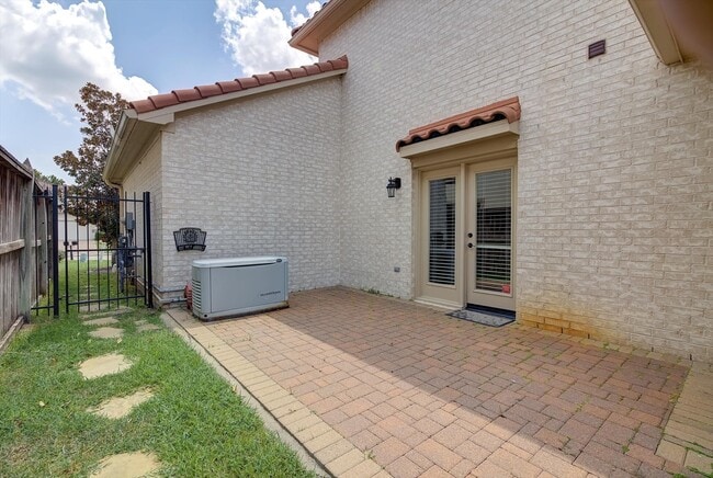 Building Photo - 18422 Windsor Lakes Dr