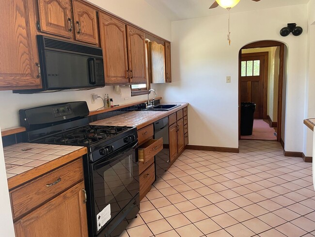 Building Photo - Spacious 3 Bedroom Single Family Home with...