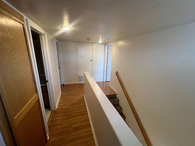 Building Photo - 3 bedrom 2.5 bath Gated Community Townhome with community  Pool, Spa & Private Garage