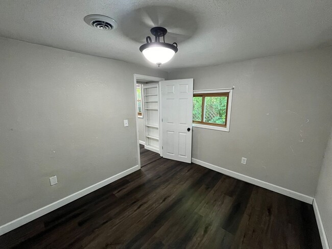 Building Photo - 3 bed 1 bath single family home in Irma! D...