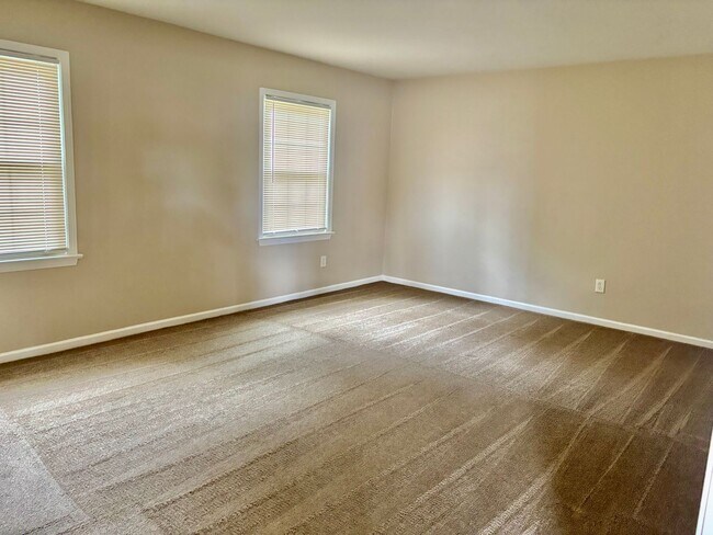 Building Photo - 3 bedroom/1.5 bathroom-Courthouse Green