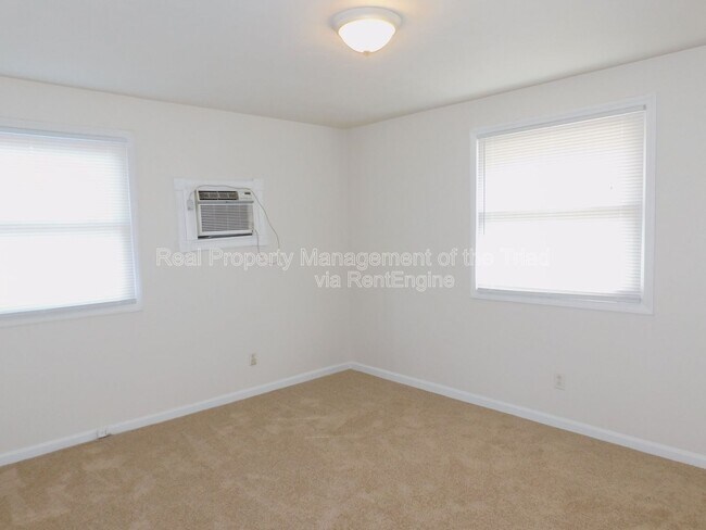 Building Photo - 2300 Willow Rd